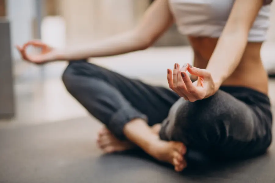 Yoga e lavoro da remoto: come la pratica regolare può aiutare la tua postura