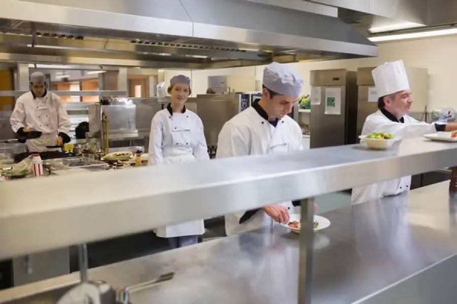 Ristrutturare una cucina industriale, a cosa stare attenti?