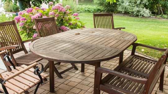 Come scegliere un tavolo da giardino