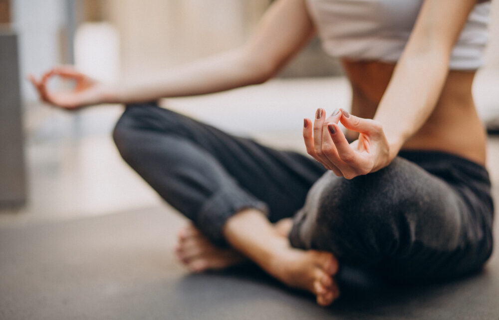 Yoga e lavoro da remoto: come la pratica regolare può aiutare la tua postura